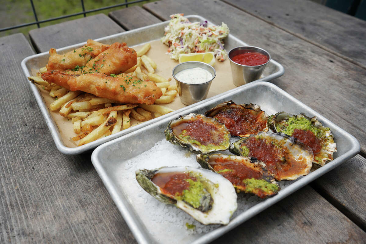 Nick's Cove es mejor conocido por sus ostras a la parrilla, pero también ofrece platos clásicos del menú como pescado y papas fritas. El restaurante está ubicado en 23240 Highway 1 en Marshall. 