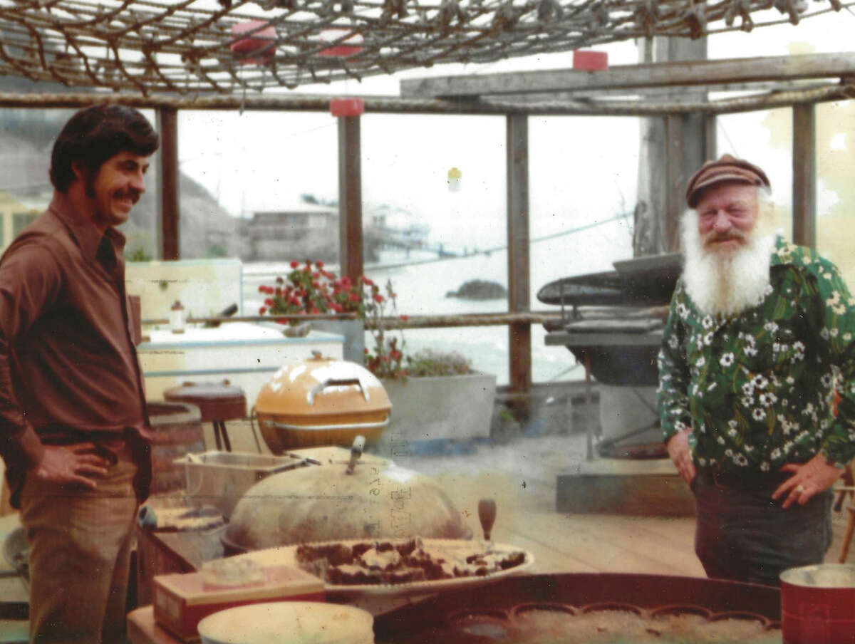 A Anastacio Gonzales, a la izquierda, se le atribuye la elaboración de la famosa salsa barbacoa en Nick's Cove en 1972. El antiguo propietario, Al Gibson, aparece junto a Gonzales en esta fotografía sin fecha. 