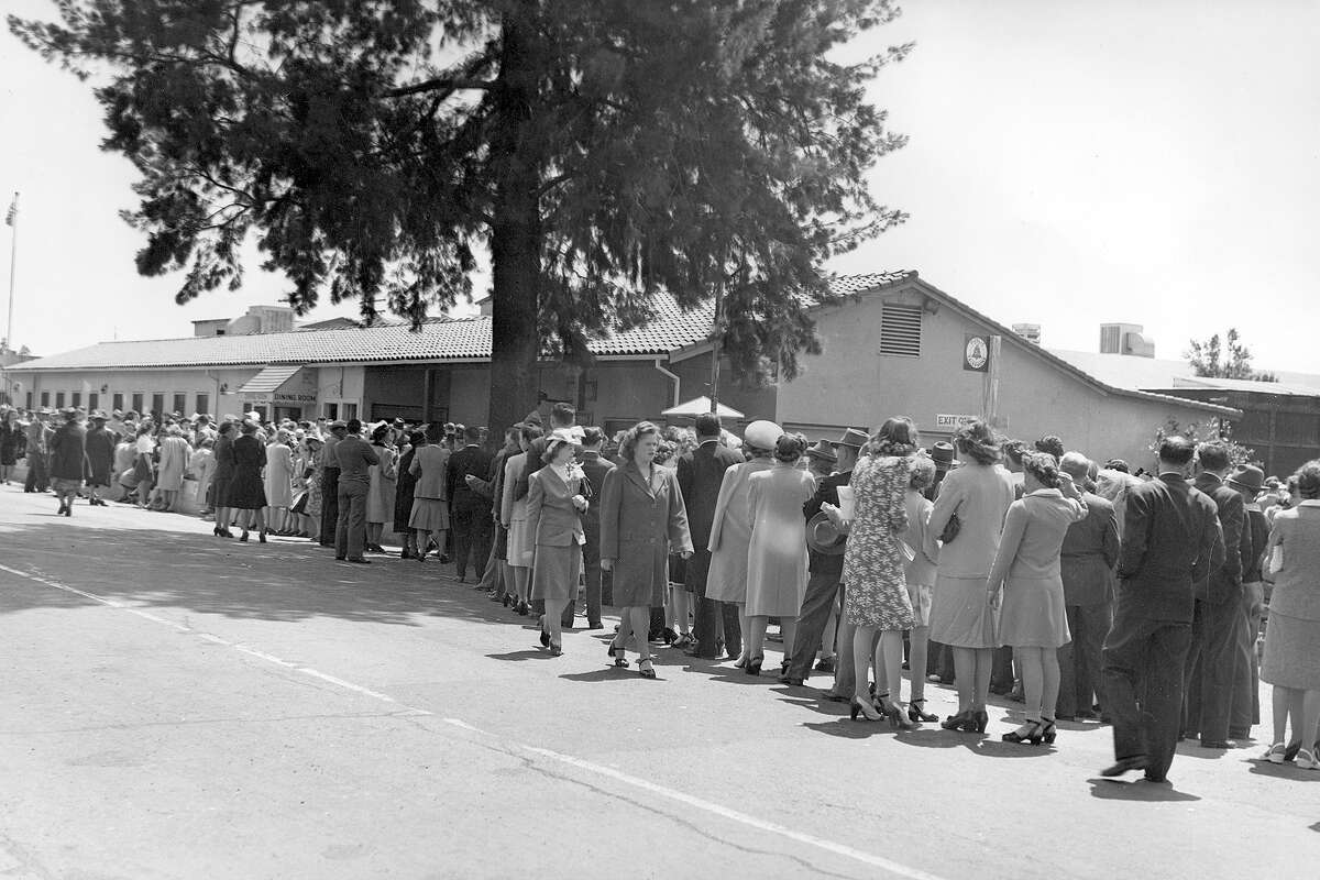 Ya en 1934, la gente esperaba horas en fila para cenar pollo frito.