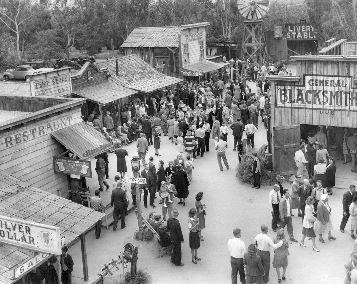 Ghost Town en la década de 1940, cuando era una colección de vendedores y gratis para el público. 