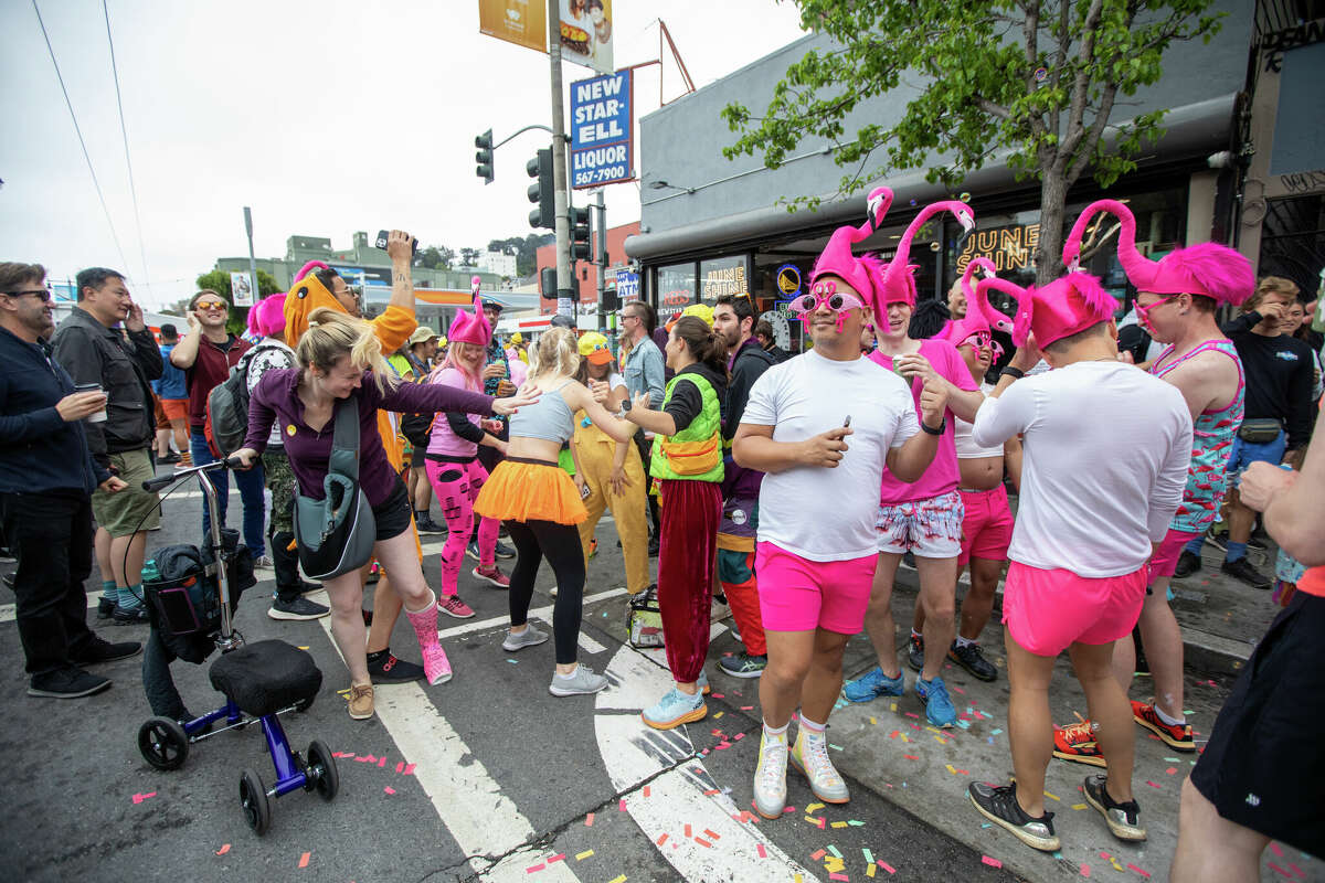 Los juerguistas disfrutan de la carrera pedestre Bay to Breakers en Divisadero Street, San Francisco. 21 de mayo de 2023. 