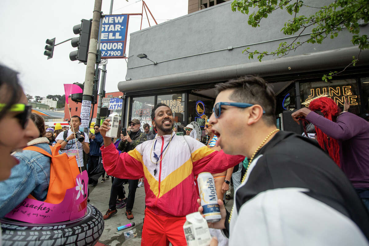 Los juerguistas disfrutan de la carrera pedestre Bay to Breakers en Divisadero Street, San Francisco. 21 de mayo de 2023. 