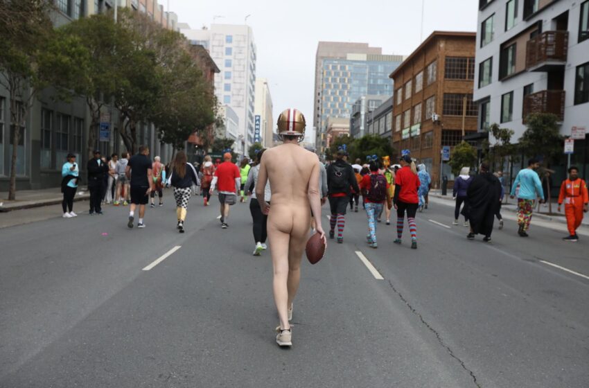  ‘No puedes hacer esto todos los días’: corredores desnudos descienden en la bahía de San Francisco para Breakers