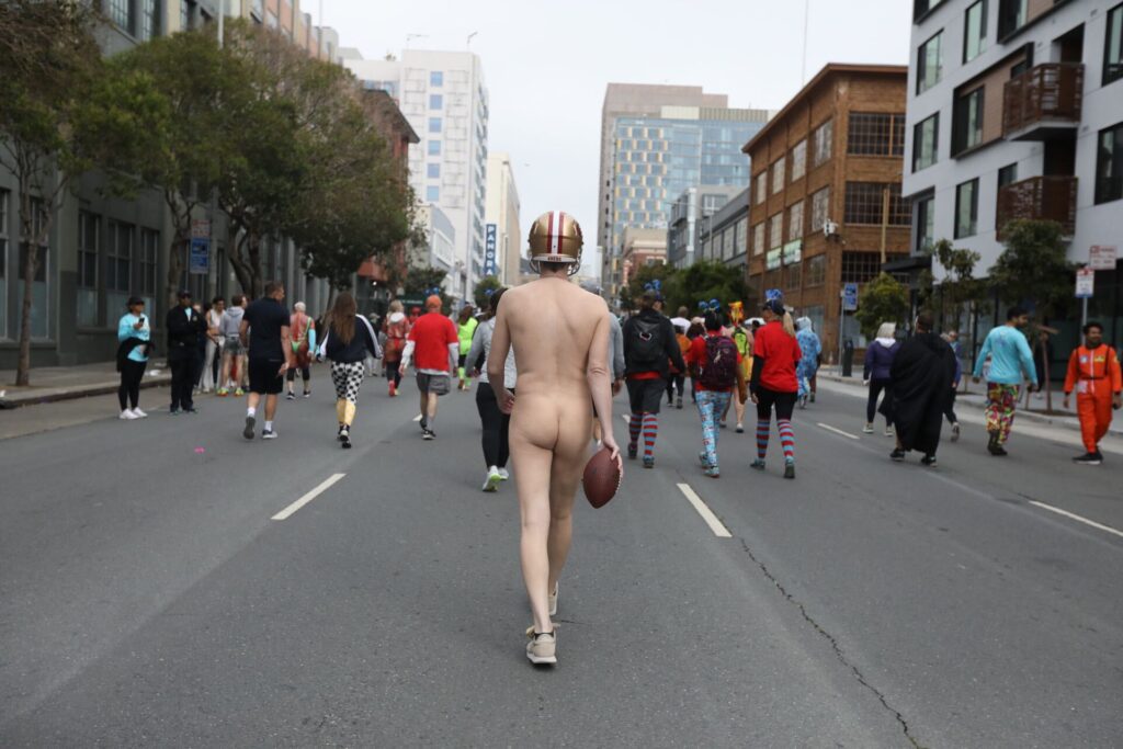 ‘No puedes hacer esto todos los días’: corredores desnudos descienden en la bahía de San Francisco para Breakers