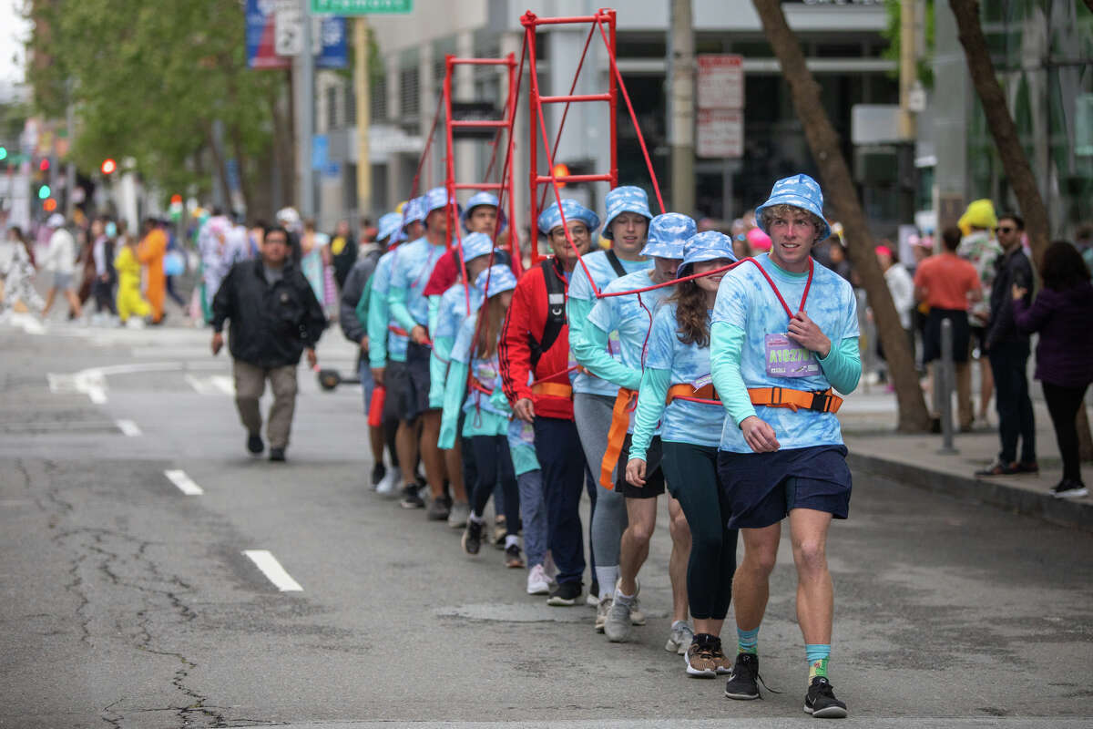 Un grupo de corredores ciempiés en el 2023 Bay to Breakers en San Francisco, California, el 21 de mayo de 2023.