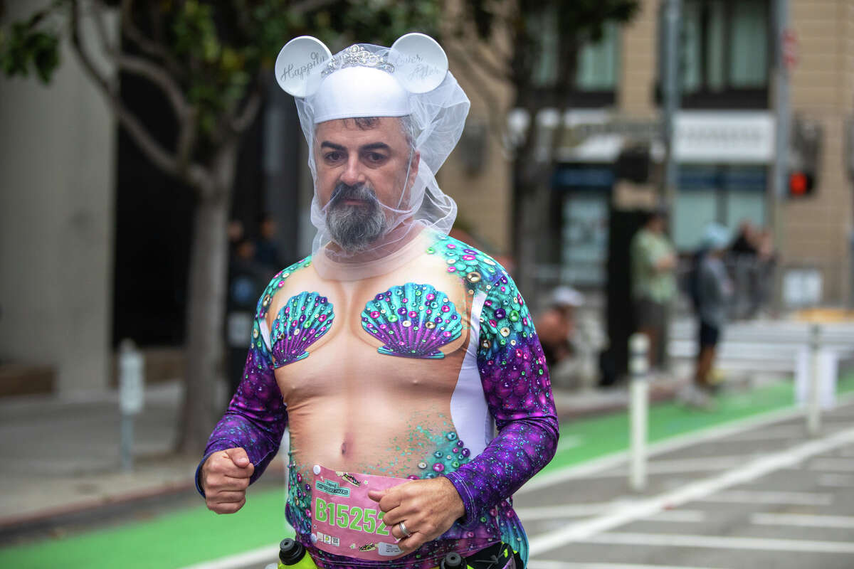 Un participante disfrazado corre en el 2023 Bay to Breakers en San Francisco, California, el 21 de mayo de 2023.