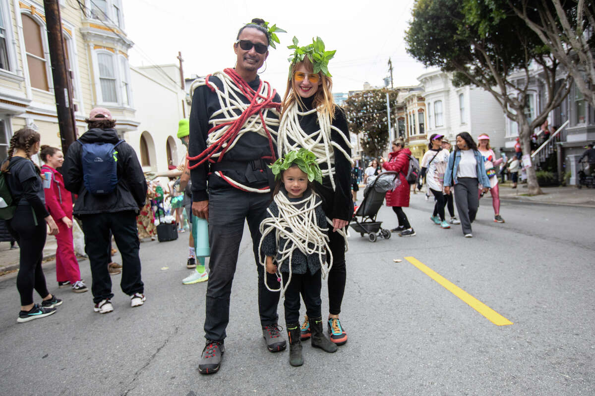 Una familia disfrazada en el 2023 Bay to Breakers en San Francisco, California, el 21 de mayo de 2023.