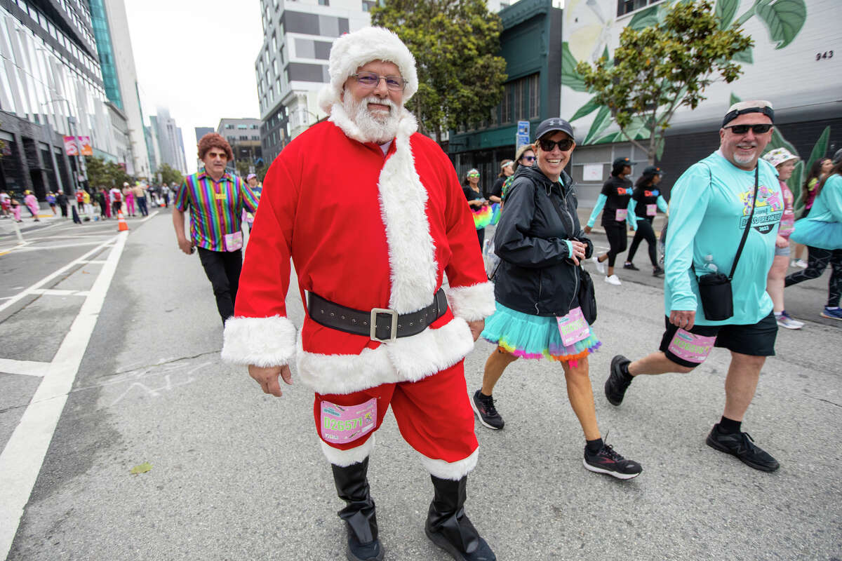 Santa Claus viajó a San Francisco para participar en el 2023 Bay to Breakers en San Francisco, California, el 21 de mayo de 2023.