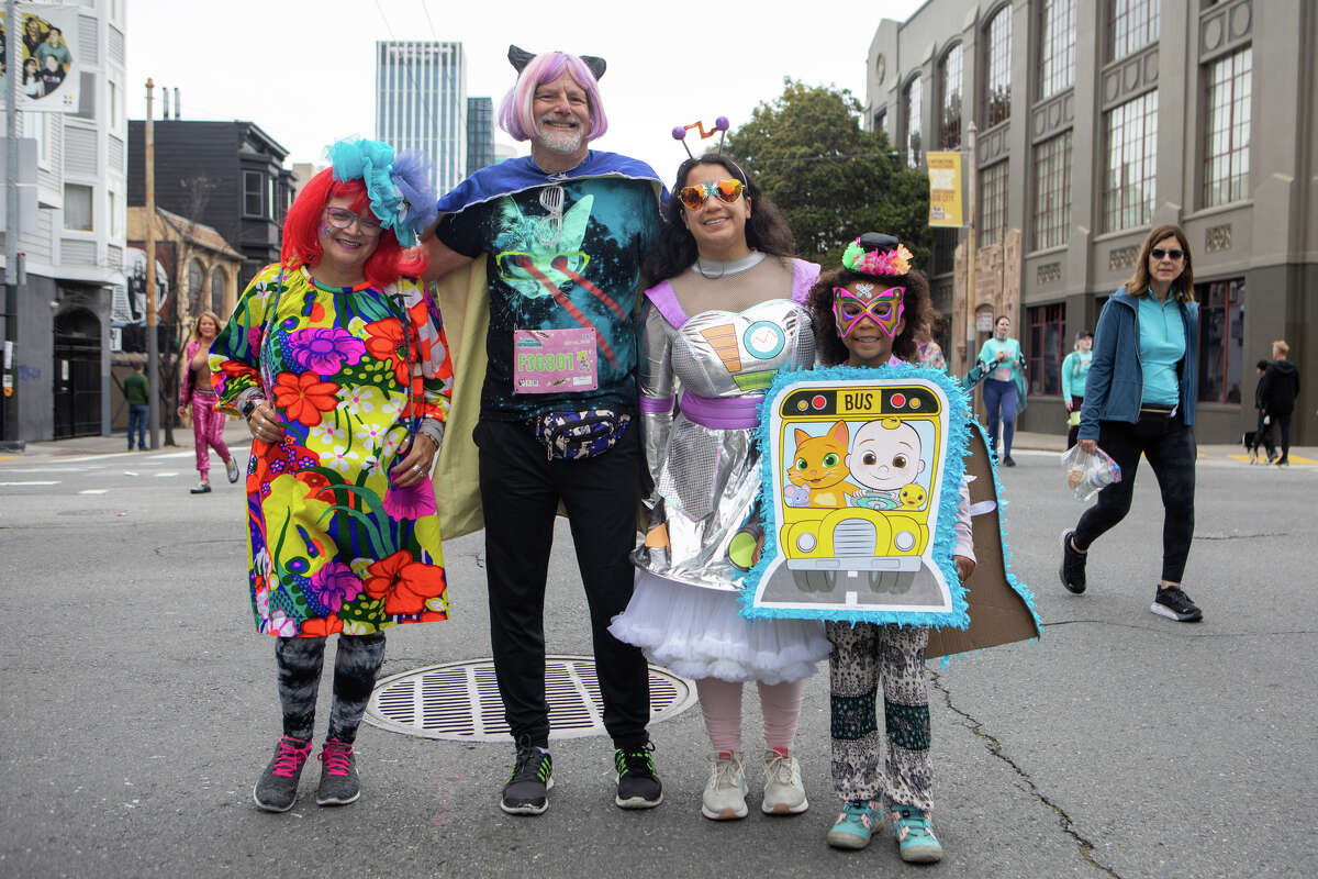 Una familia con coloridos disfraces en el 2023 Bay to Breakers en San Francisco, California, el 21 de mayo de 2023.