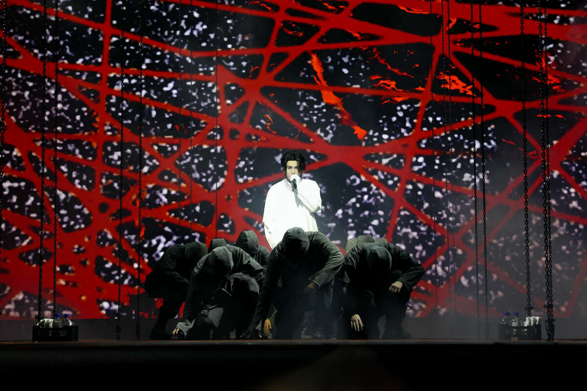 Suga de BTS se presenta en el UBS Arena en Elmont, Nueva York, el 27 de abril de 2023.