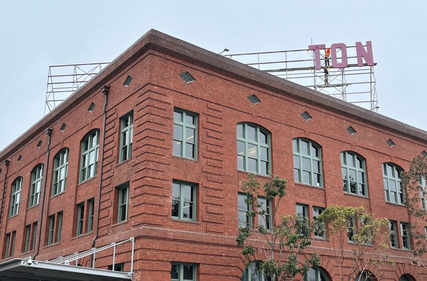  Acaban de derribar un letrero gigante e histórico en San Francisco.  Esto es lo que sabemos.