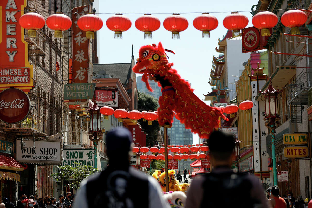 Un equipo de danza del dragón chino se presenta en Grant Avenue en Chinatown el 20 de marzo de 2021 en San Francisco, California. 