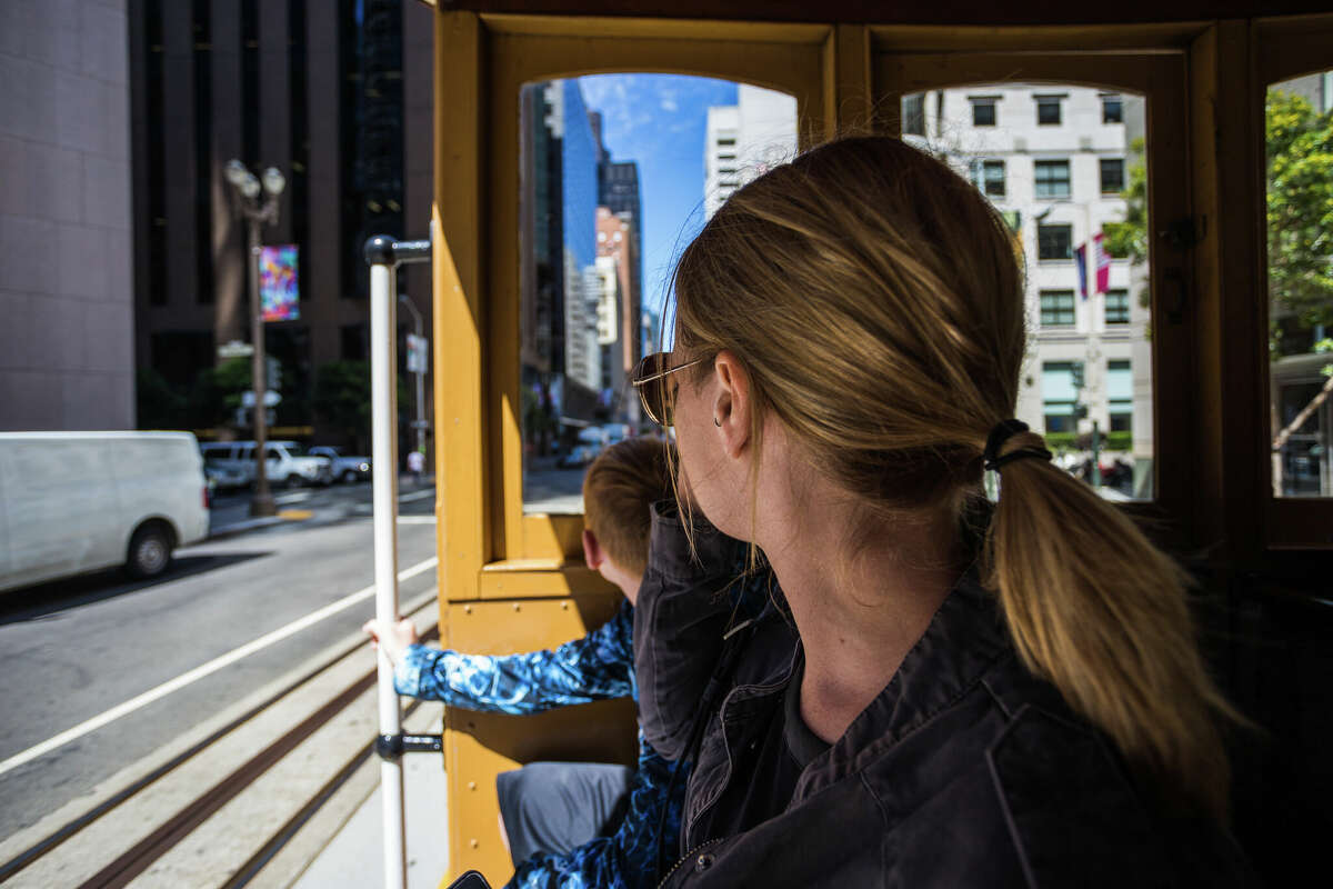Madre e hijo montando un teleférico de San Francisco.