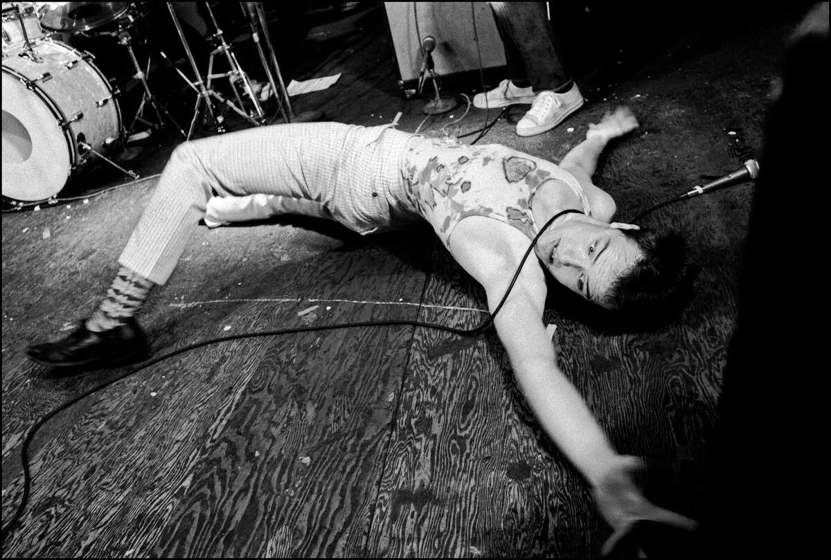 Jello Biafra de los Dead Kennedys en el piso del escenario durante un concierto en Mabuhay Gardens en San Francisco el 2 de septiembre de 1978. 