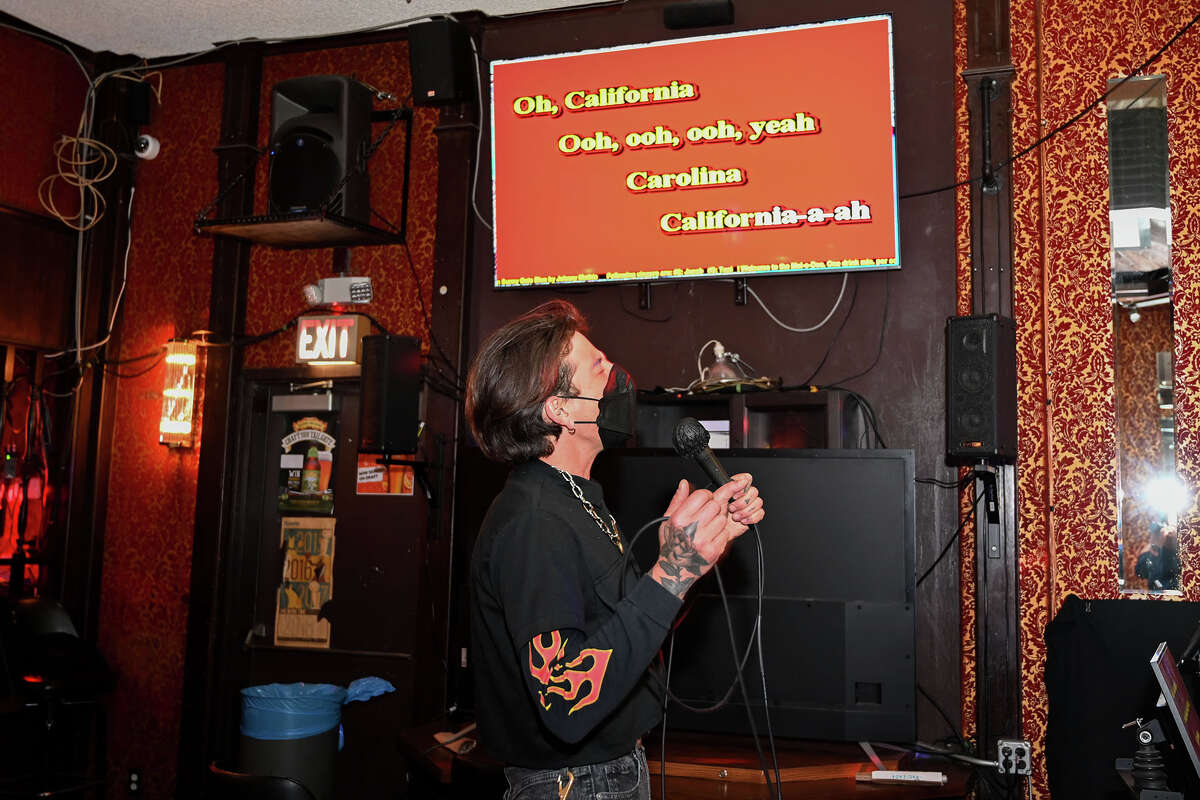 Addler Dodge, residente de El Sobrante, canta en la noche de karaoke Mel-O-Dee's Cocktails en El Cerrito, California, el jueves 11 de febrero de 2023.