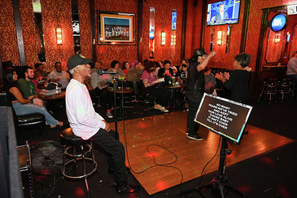 Carl Randolph, residente de Oakland, canta en la noche de karaoke de Mel-O-Dee Cocktails en El Cerrito, California, el jueves 11 de mayo de 2023. 