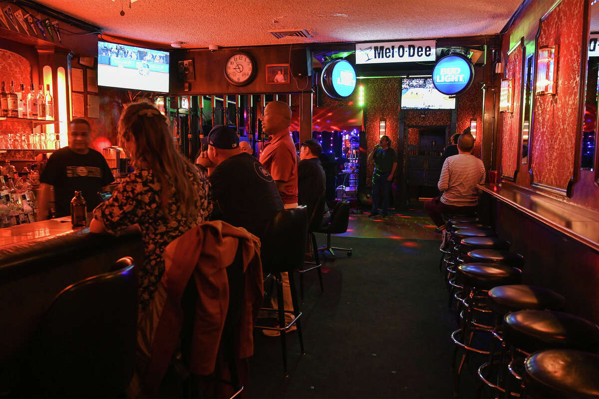 Mel-O-Dee's Cocktails organiza una noche de karaoke en El Cerrito, California, el jueves 11 de febrero de 2023.