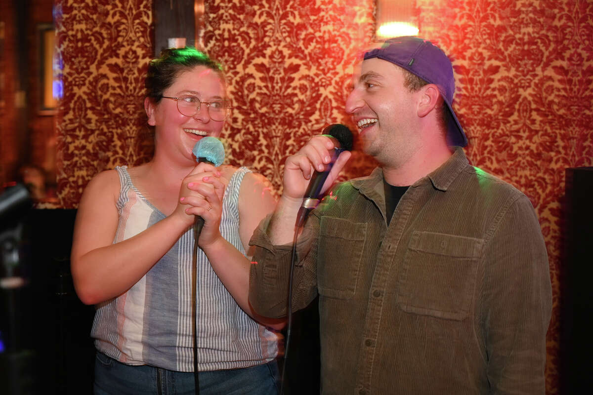 Gabriel Lehman de SFGATE, a la derecha, canta con su prometida, Elana Maslow, en Mel-O-Dee Cocktails en El Cerrito, California, el jueves 11 de mayo de 2023. 