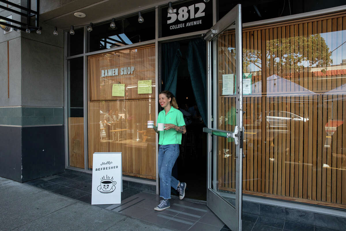 Molly lleva café a clientes externos en la ventana emergente Molly's Refresher en Ramen Shop en Oakland, California, el domingo 21 de mayo de 2023. 