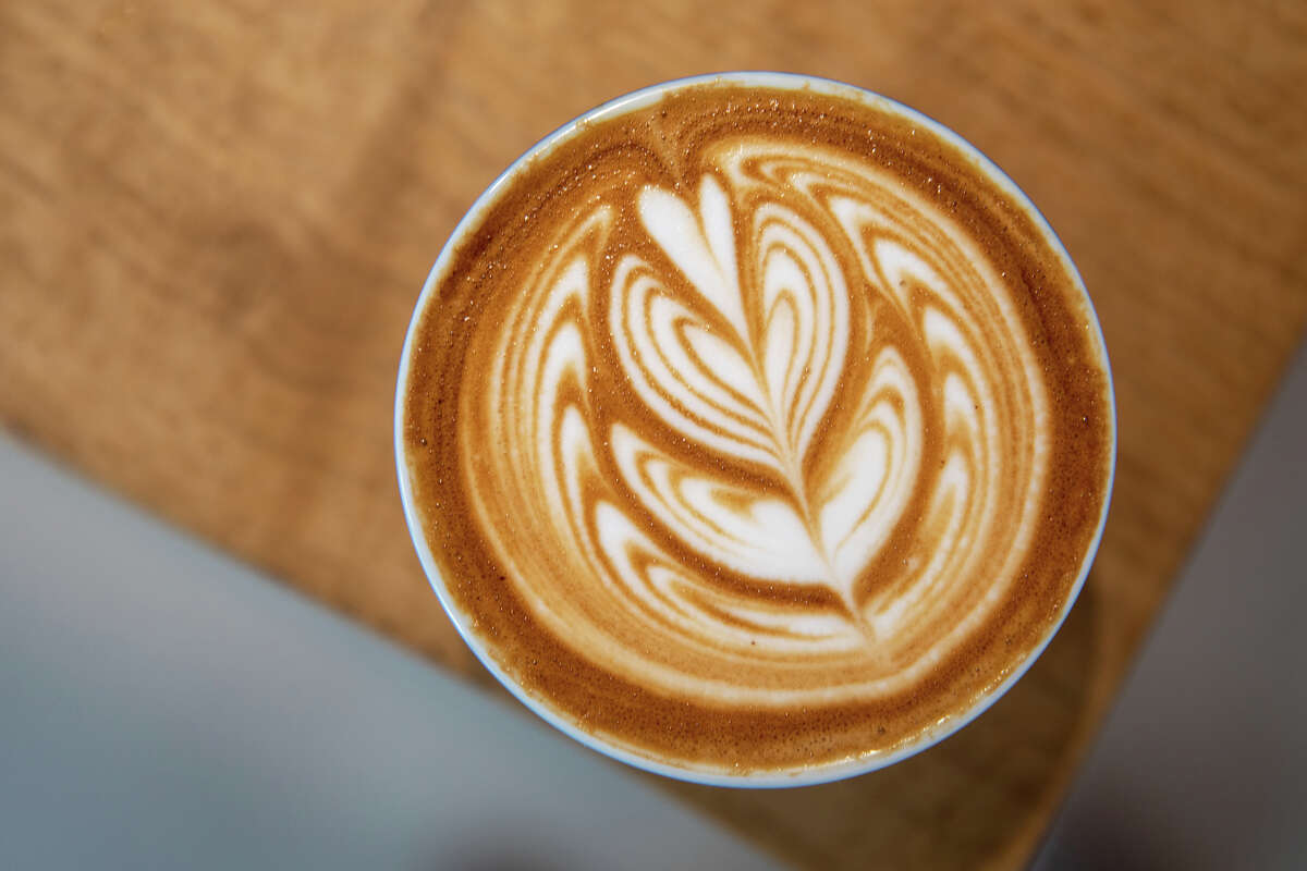 Un café con leche con arte latte el nuevo Mr. Espresso Caffe en Broadway en el centro de Oakland, California, el 18 de mayo de 2023.