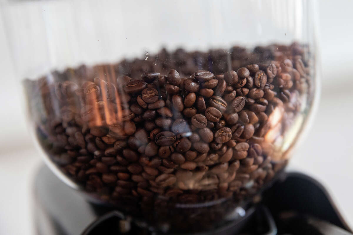 Algunos de los granos de café tostados en un molinillo en el nuevo Mr. Espresso Caffe en Broadway en el centro de Oakland, California, el 18 de mayo de 2023.
