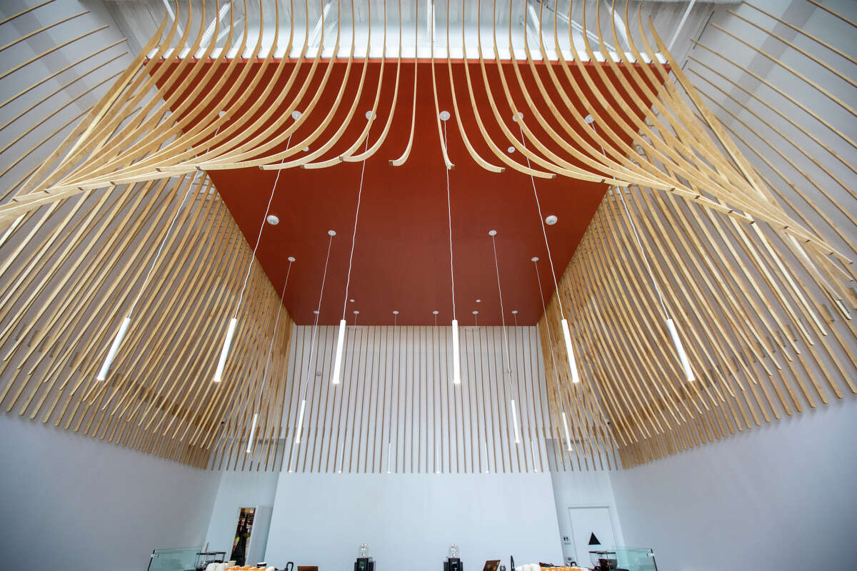 La estructura del techo decorativo en el nuevo Caffè by Mr. Espresso en Broadway en el centro de Oakland, California, el 18 de mayo de 2023.