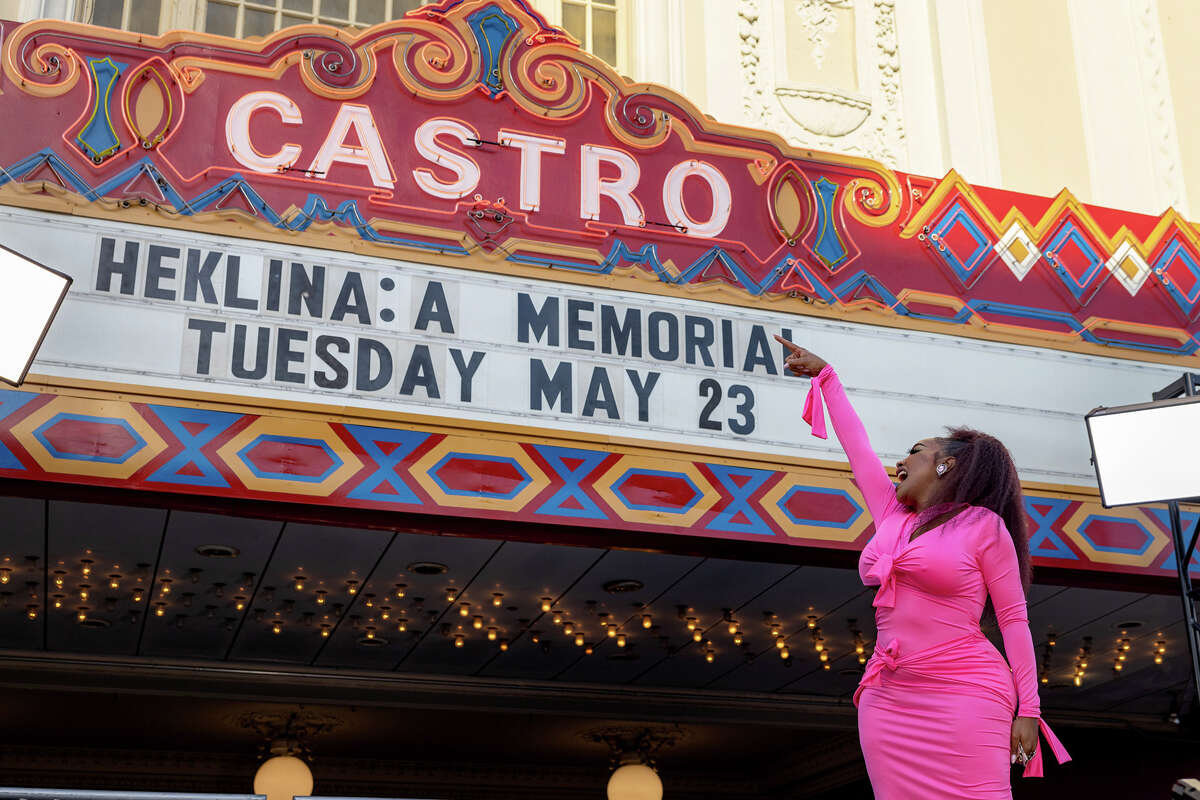 Un artista conmemora a Heklina afuera del Teatro Castro el martes 23 de mayo de 2023.
