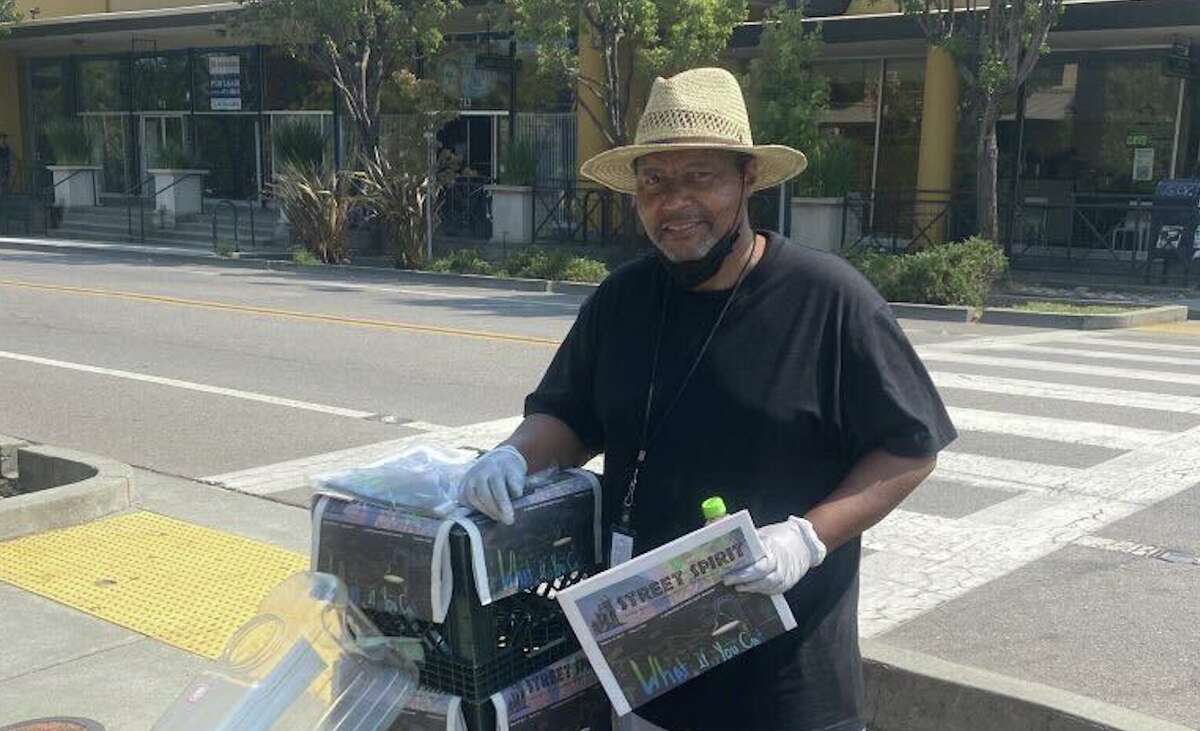 El vendedor de Street Spirit, Vernon Dailey, vende copias del periódico afuera de Good Earth en Fairfax. 
