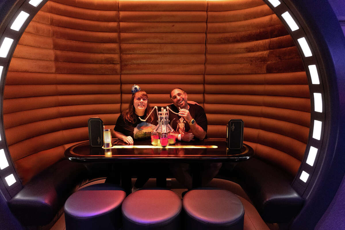 Kitra Remick y Peter Sciretta, el dúo detrás del canal de vlogs de parques temáticos Ordinary Adventures, visitan el Sublight Lounge en el hotel Galactic Starcruiser.