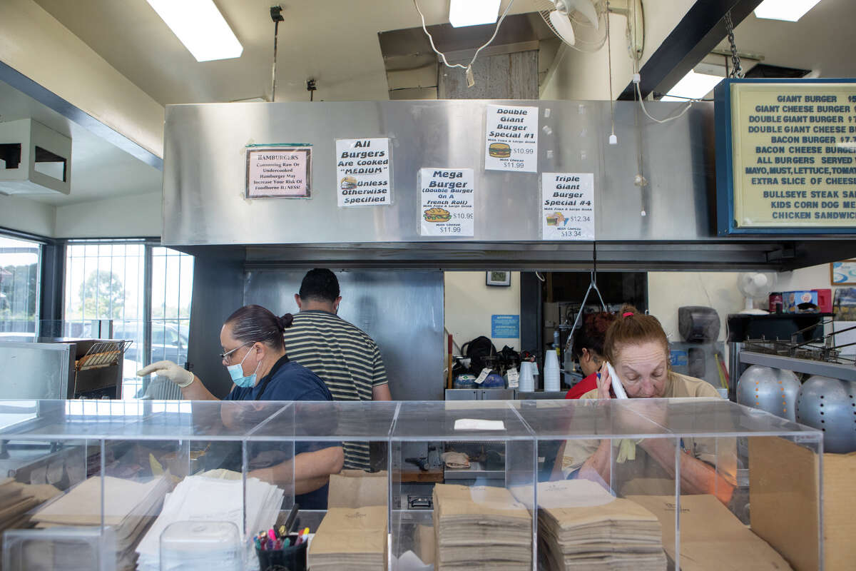 El personal trabaja detrás del mostrador en Bud's Giant Burgers en Vallejo, California, el 24 de mayo de 2023.