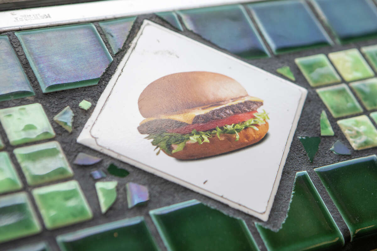 Una imagen de una hamburguesa está incrustada en un mostrador en Bud's Giant Burgers en Vallejo, California, el 24 de mayo de 2023.