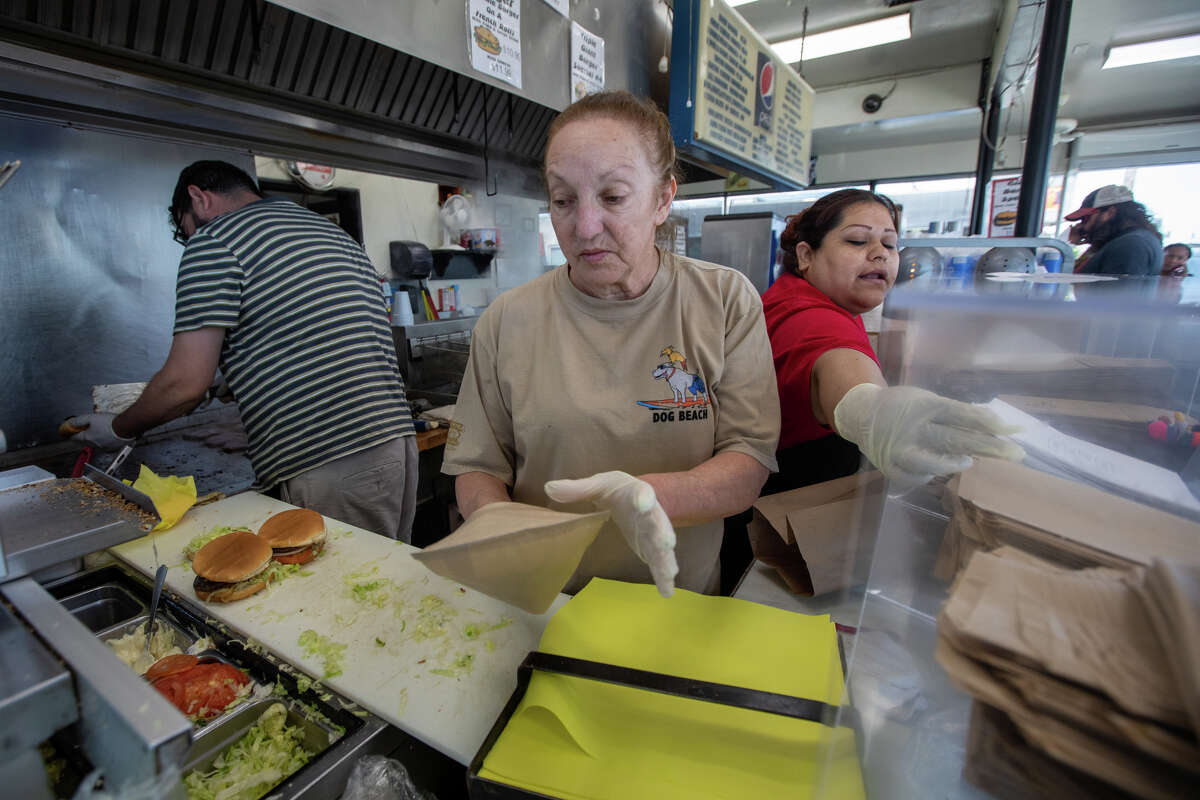 La propietaria Jennifer Gladstone prepara un pedido en Bud's Giant Burgers en Vallejo, California, el 24 de mayo de 2023.