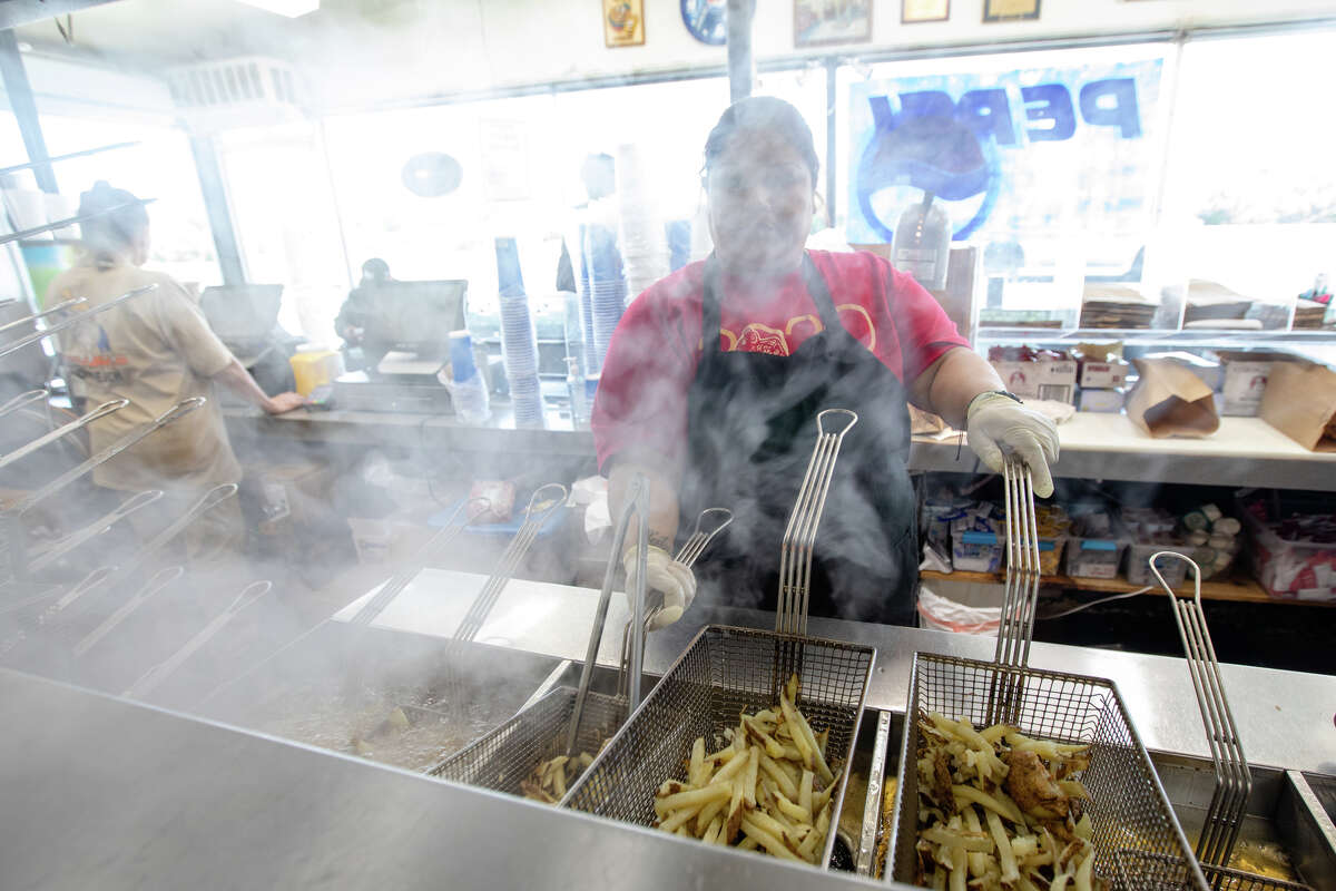 Alejandra Nayeli Pérez prepara papas fritas en Bud's Giant Burgers en Vallejo, California, el 24 de mayo de 2023.