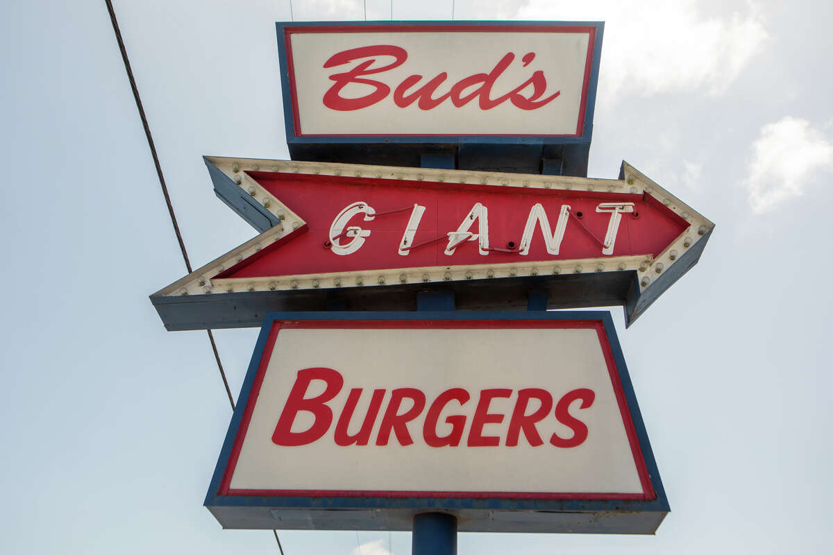 El cartel de Bud's Giant Burgers destaca fuera del restaurante de hamburguesas en Vallejo, California, el 24 de mayo de 2023.