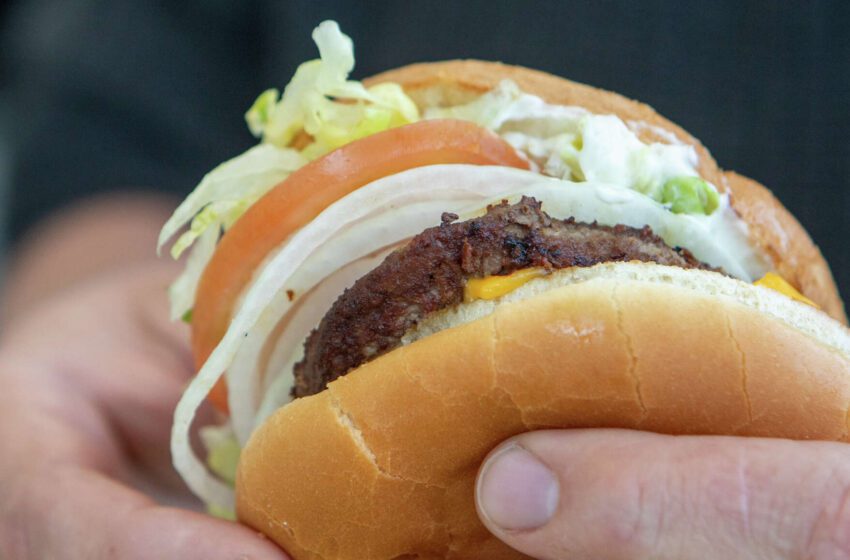  ‘Todo vale la pena’: esta hamburguesería del Área de la Bahía de 50 años en el camino a Tahoe sigue siendo un éxito