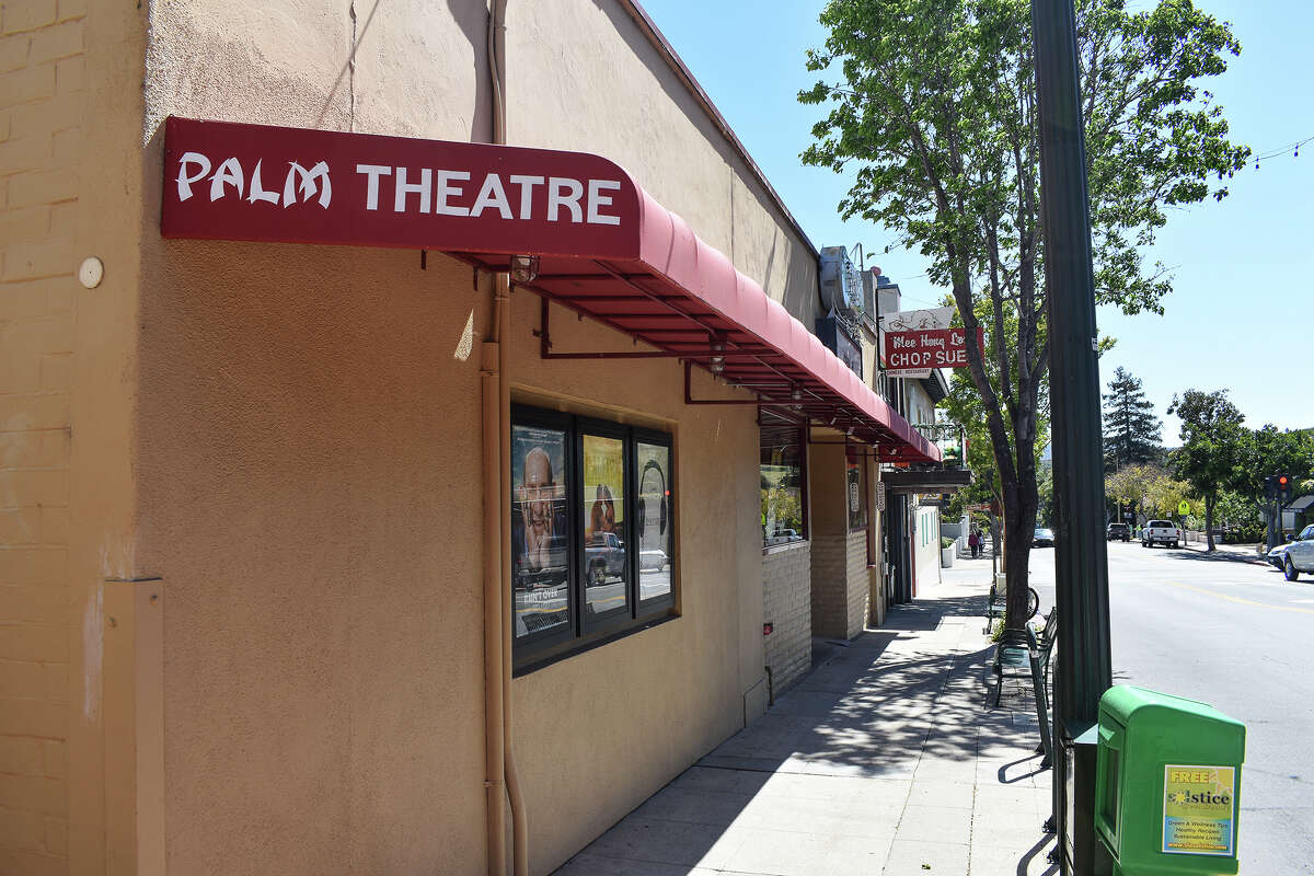 El Palm Theatre en San Luis Obispo, California, es uno de los últimos cines independientes de arte y ensayo de la región. 