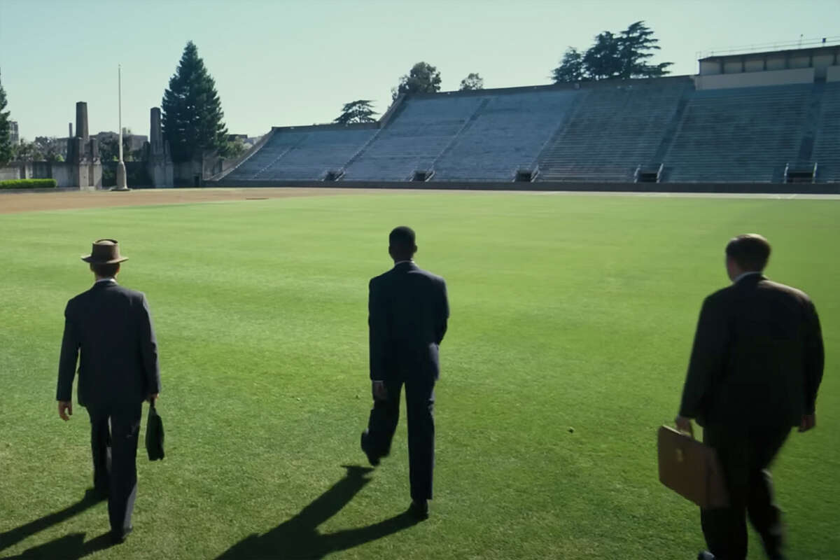 Tres hombres de traje caminan por el Edwards Field de UC Berkeley en el "Oppenheimer" remolque. La nueva película de Christopher Nolan se estrenará en julio de 2023.