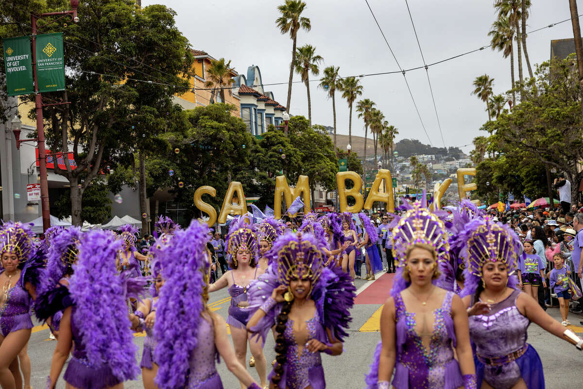 Los participantes caminan en el 45º Desfile Anual del Carnaval en la Misión el domingo 28 de mayo.
