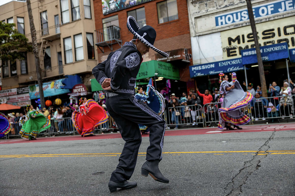 Los participantes bailan en el 45º Desfile Anual de Carnaval en la Misión el domingo 28 de mayo.