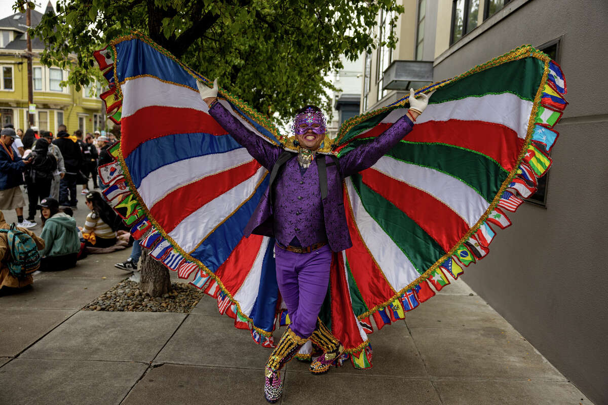 Juan muestra su traje y capa personalizada en el 45º Desfile Anual de Carnaval en la Misión el domingo 28 de mayo.