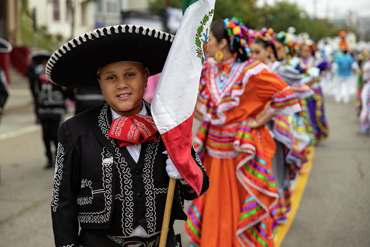 Los participantes muestran sus disfraces en el 45º Desfile Anual de Carnaval en la Misión el domingo 28 de mayo.