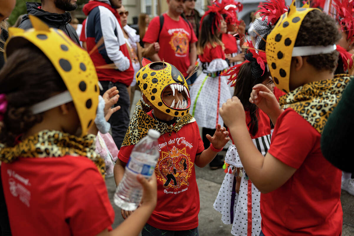 Los participantes muestran sus disfraces en el 45º Festival Anual de Carnaval en la Misión el domingo 28 de mayo.