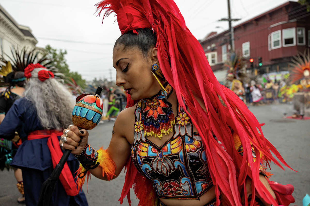 Los participantes bailan en el 45º Festival Anual de Carnaval en la Misión el domingo 28 de mayo.