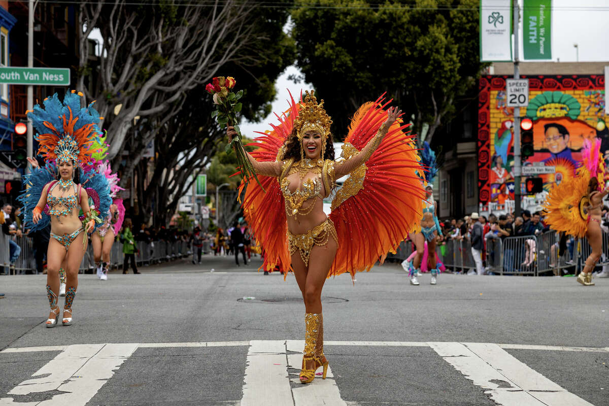 Los participantes muestran sus disfraces en el 45º Desfile Anual de Carnaval en la Misión el domingo 28 de mayo.