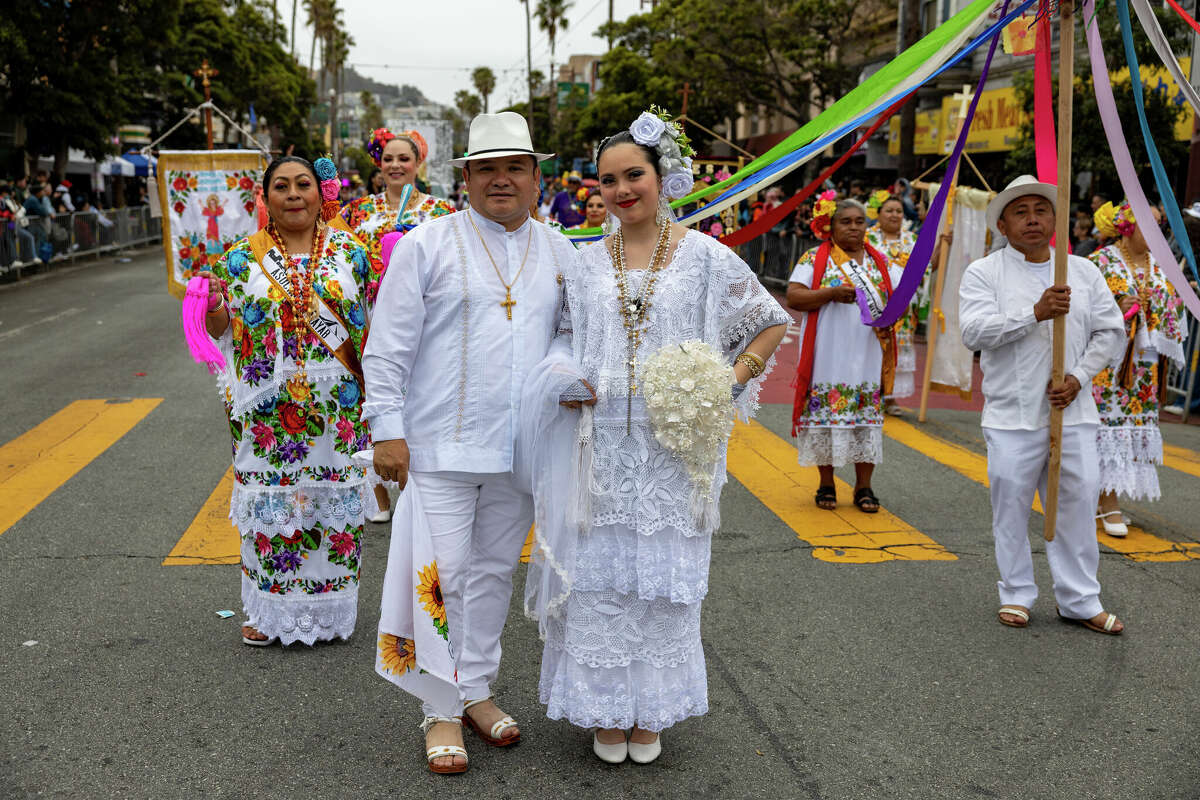 Los participantes recorren el 45º desfile anual del Carnaval en la Misión el domingo 28 de mayo.
