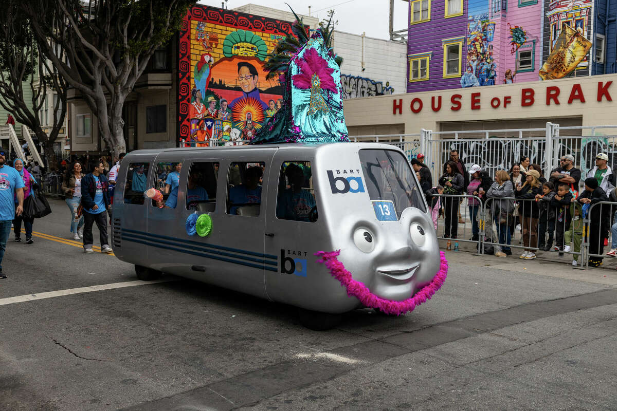 BART hace una aparición en el 45º Desfile Anual de Carnaval en la Misión el domingo 28 de mayo.