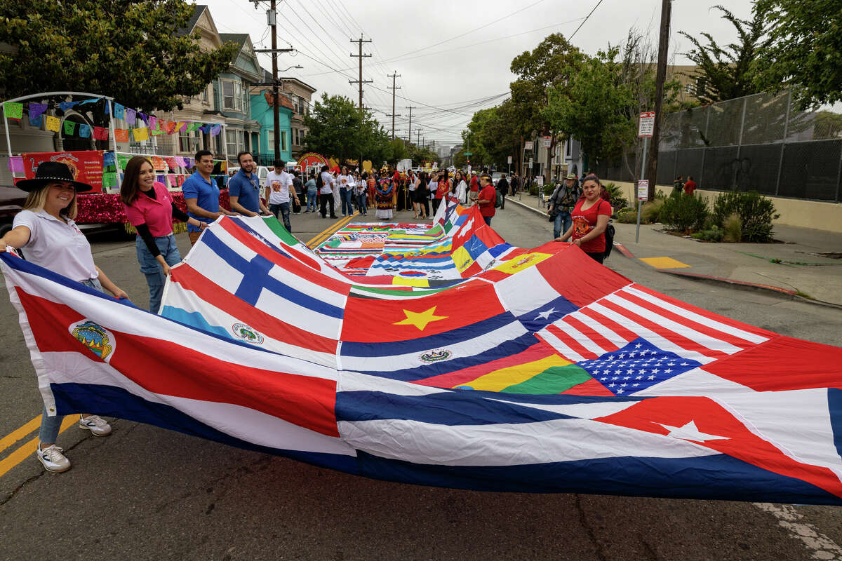 Los participantes muestran su bandera multinacional en el 45º Festival Anual de Carnaval en la Misión el domingo 28 de mayo.