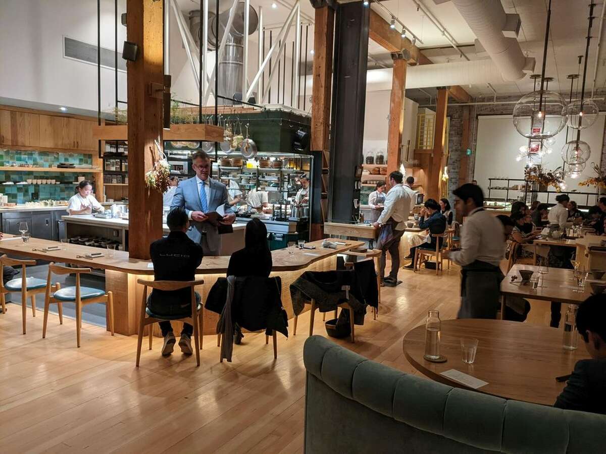 La cocina abierta de Birdsong de San Francisco, galardonada con dos estrellas Michelin, permite que los huéspedes sentados en la barra sean testigos de la alquimia culinaria. 