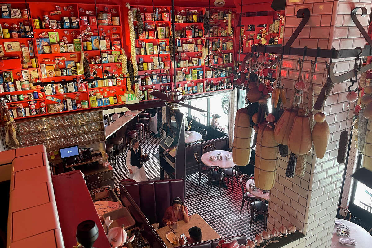 Una vista del interior del restaurante Stinking Rose, ahora ubicado al otro lado de Columbus Avenue desde su ubicación original. 