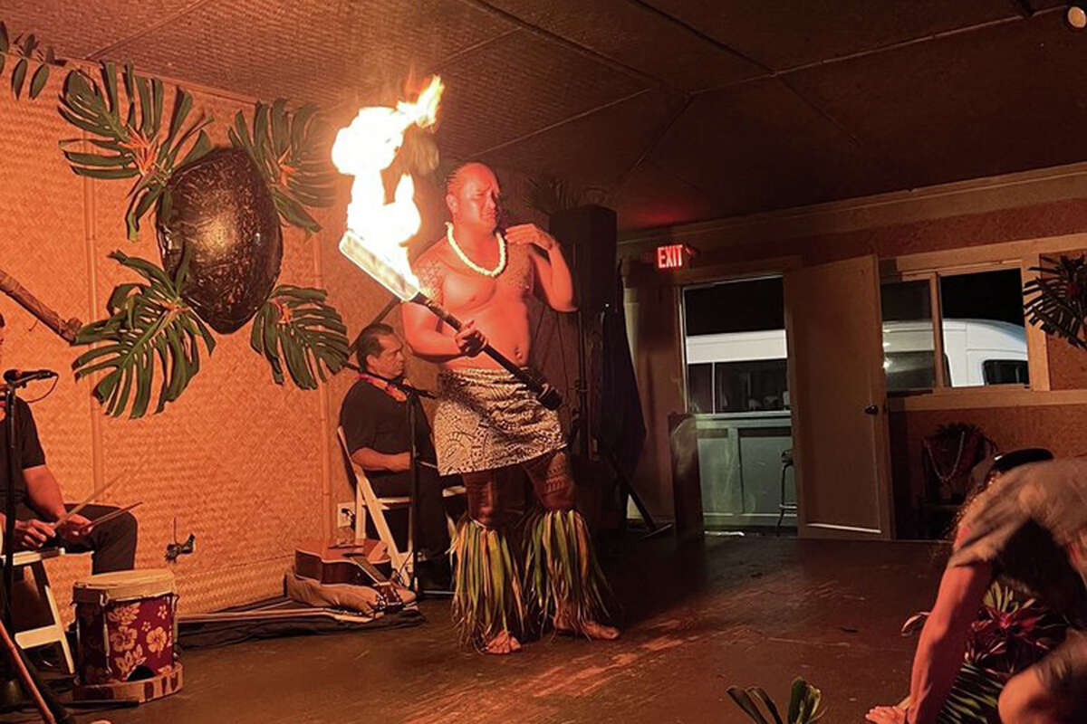 El luau dos veces por semana en Tahiti Nui incluye una comida y un espectáculo.